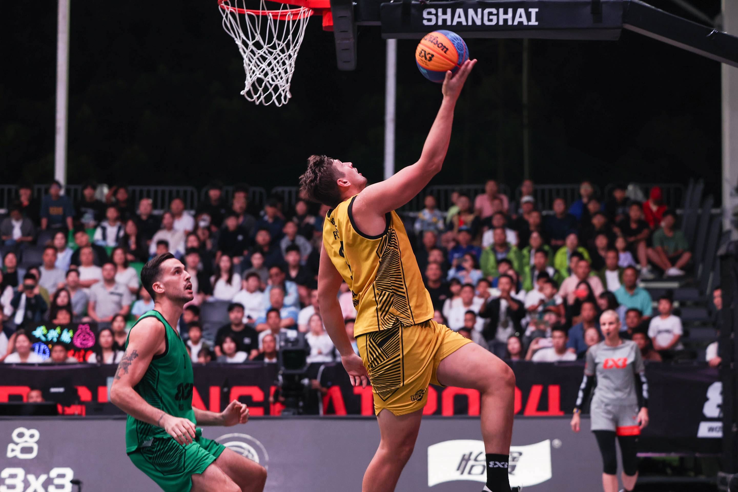 热门篮球比赛现场气氛火爆,球迷为之疯狂的简单介绍 热门篮球比赛现场气氛火爆,球迷为之疯狂的简单介绍