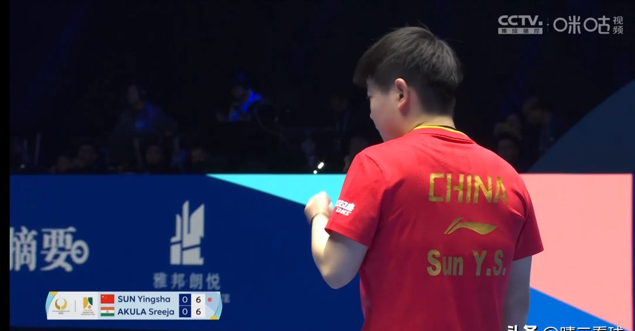 亚洲杯女足赛场上，球队实力均衡，比分胶着