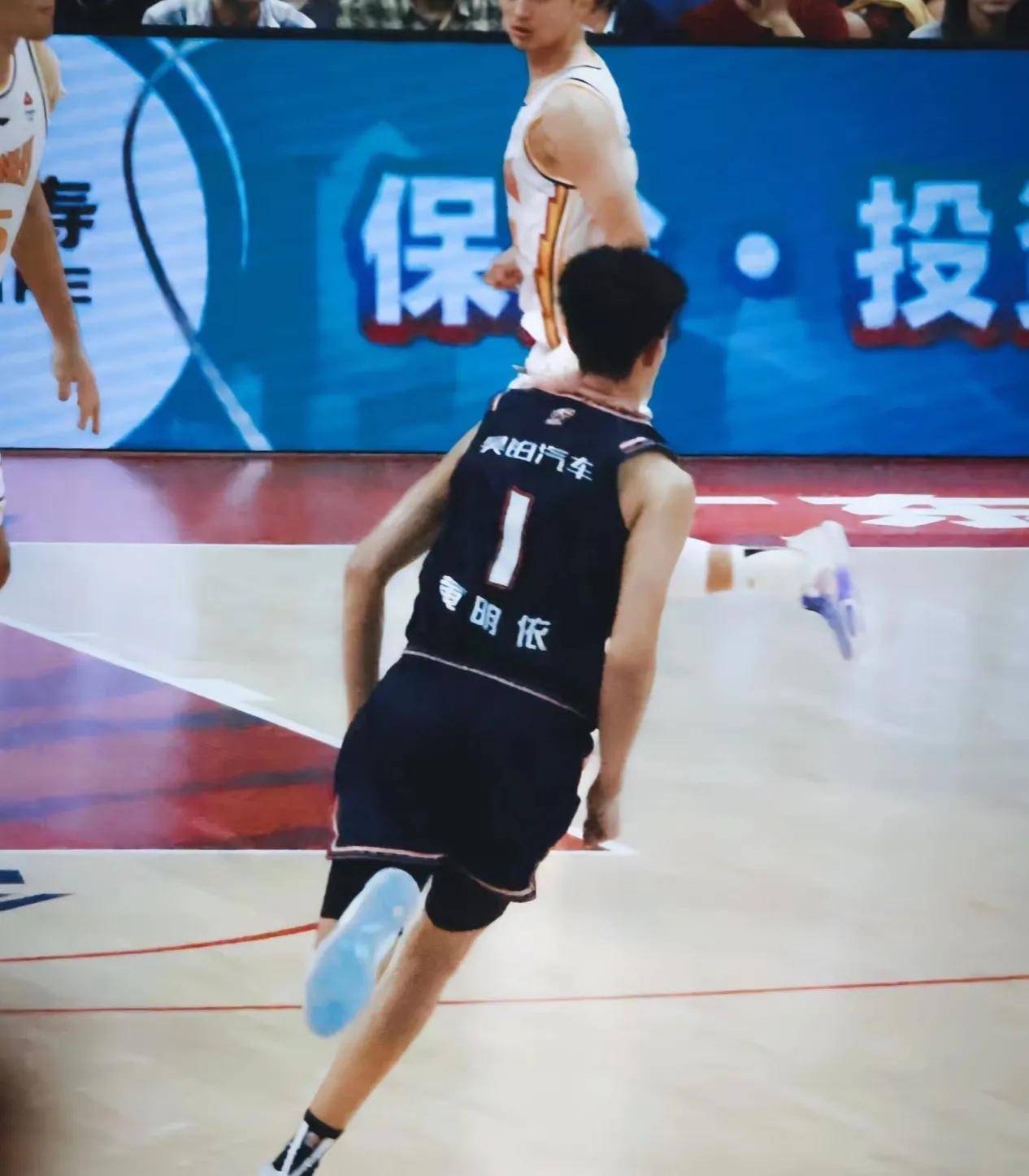 关于广东宏远胜出，取得三连胜，领跑全联盟的信息