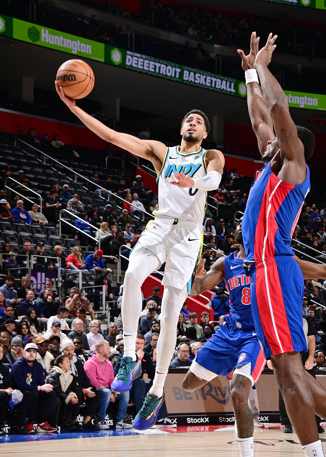 步行者全队发挥出色，成功逆转活塞晋级季后赛次轮的简单介绍