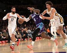 包含湖人客场惜败鹈鹕，战绩停滞不前的词条