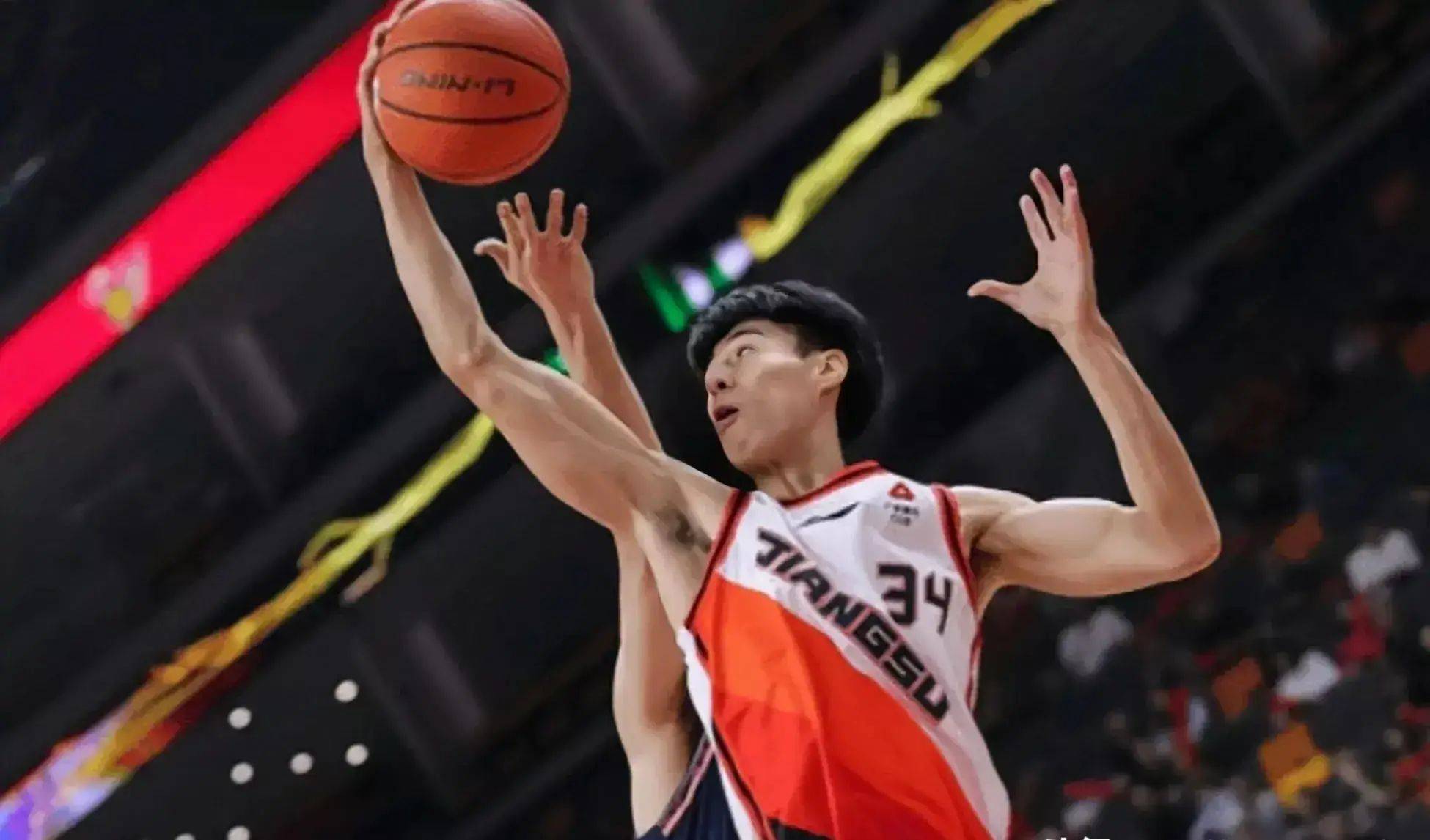 篮球联赛球员状态火爆，技术表现出色的简单介绍