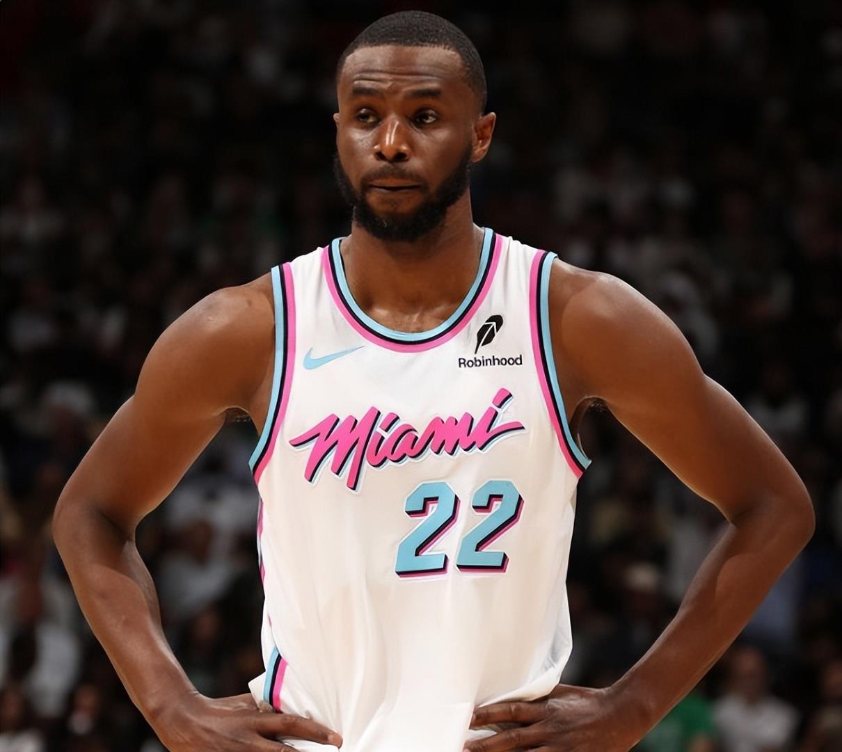 包含热火遭遇三连败，季后赛前景黯淡的词条