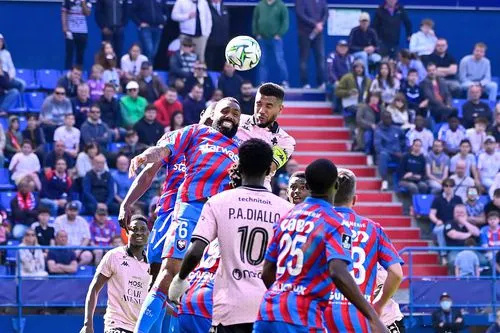 关于卡昂球员训练态度积极,备战比赛的信息 关于卡昂球员训练态度积极,备战比赛的信息