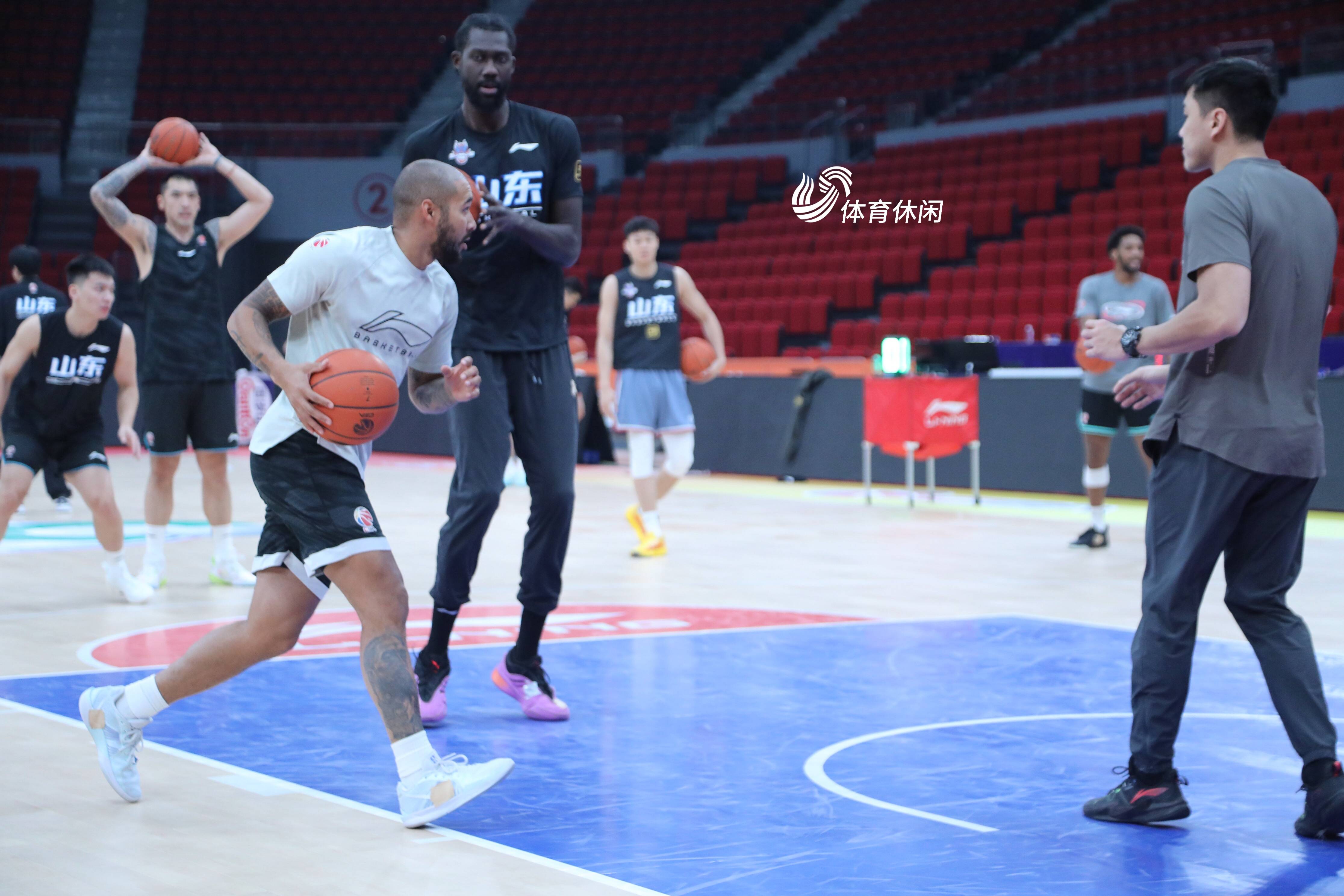 球队助理教练，球员实战体能拼命训练