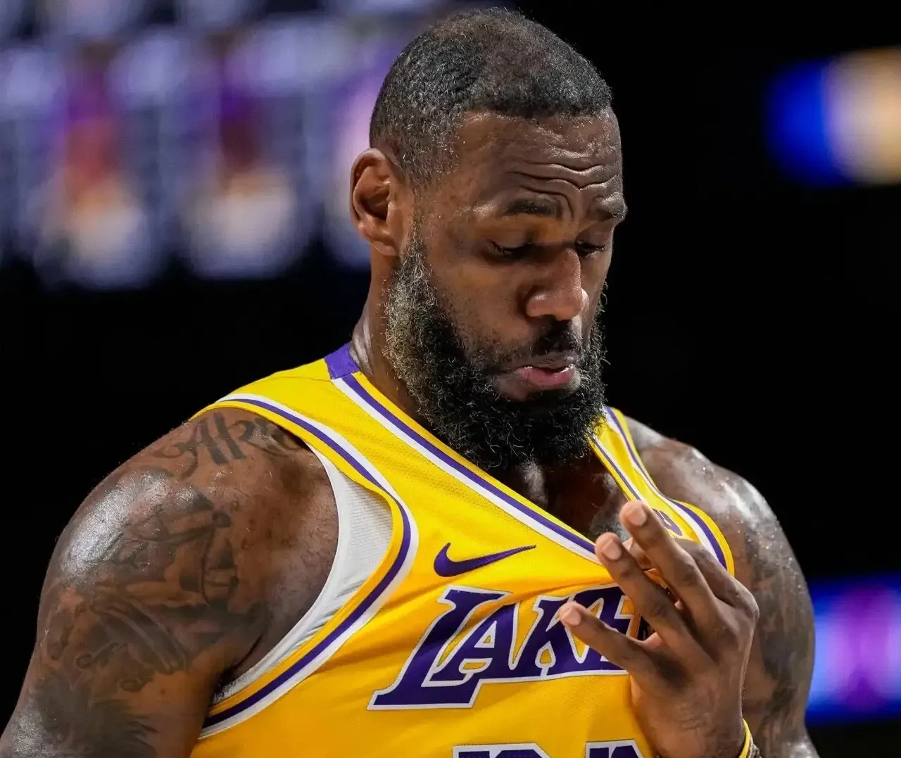 篮球明星在关键时刻挺身而出