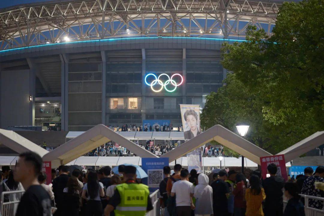 体育赛事风起云涌，全城球迷集体沸腾