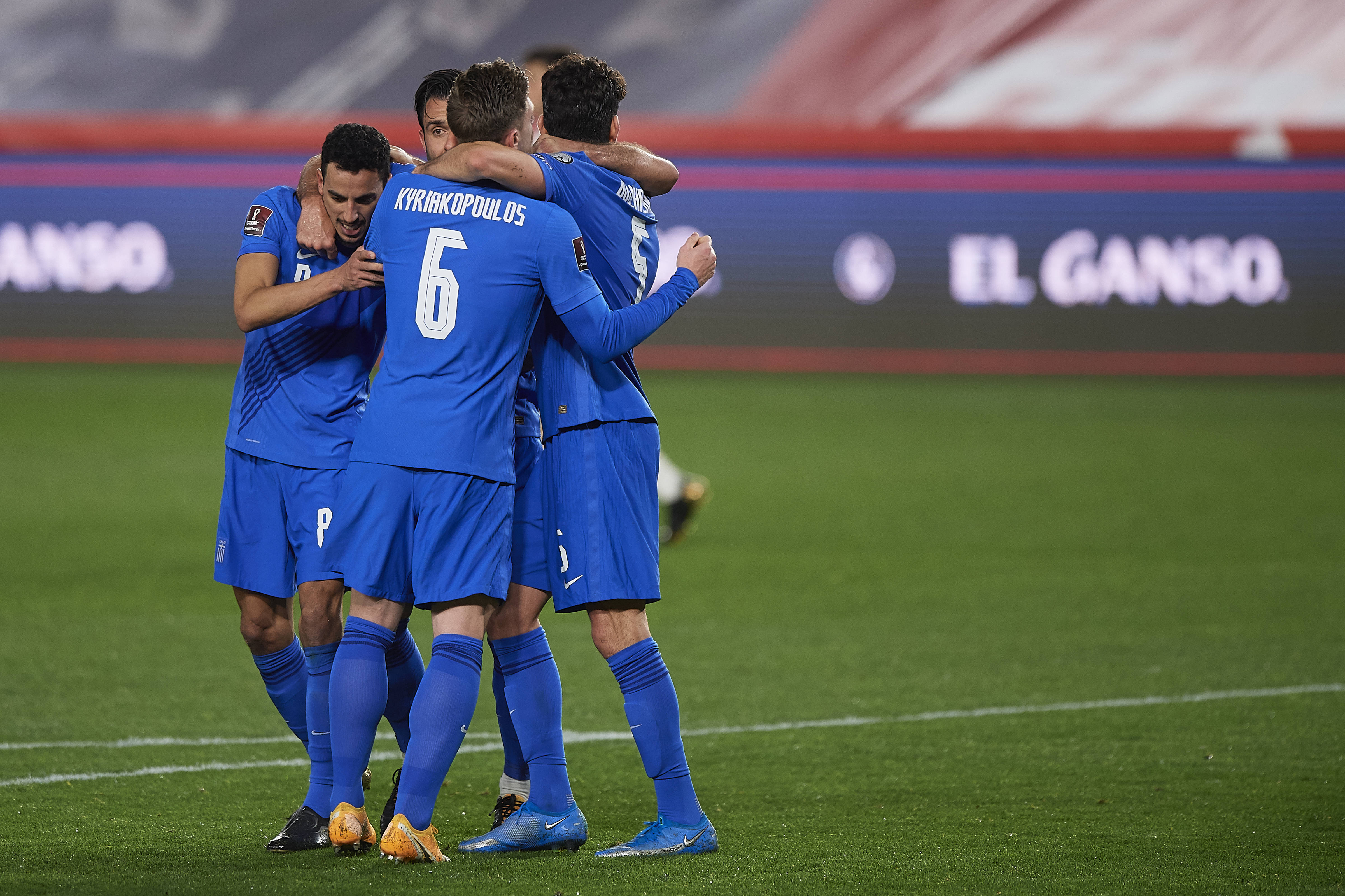 欧预赛开球在即,球迷热情高涨 欧预赛开球在即,球迷热情高涨