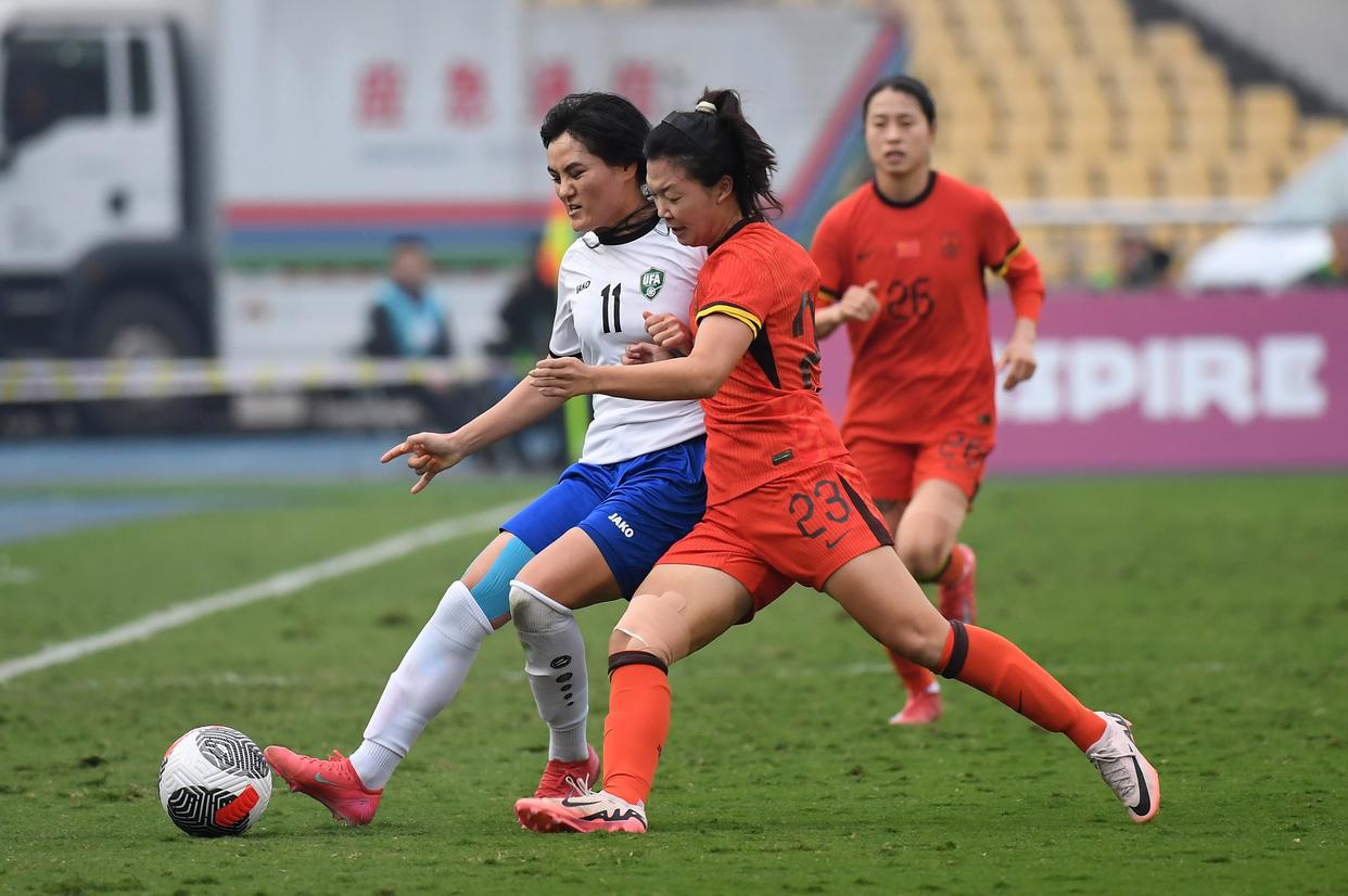 女子足球联赛中,一支实力强劲的球队脱颖而出 女子足球联赛中,一支实力强劲的球队脱颖而出