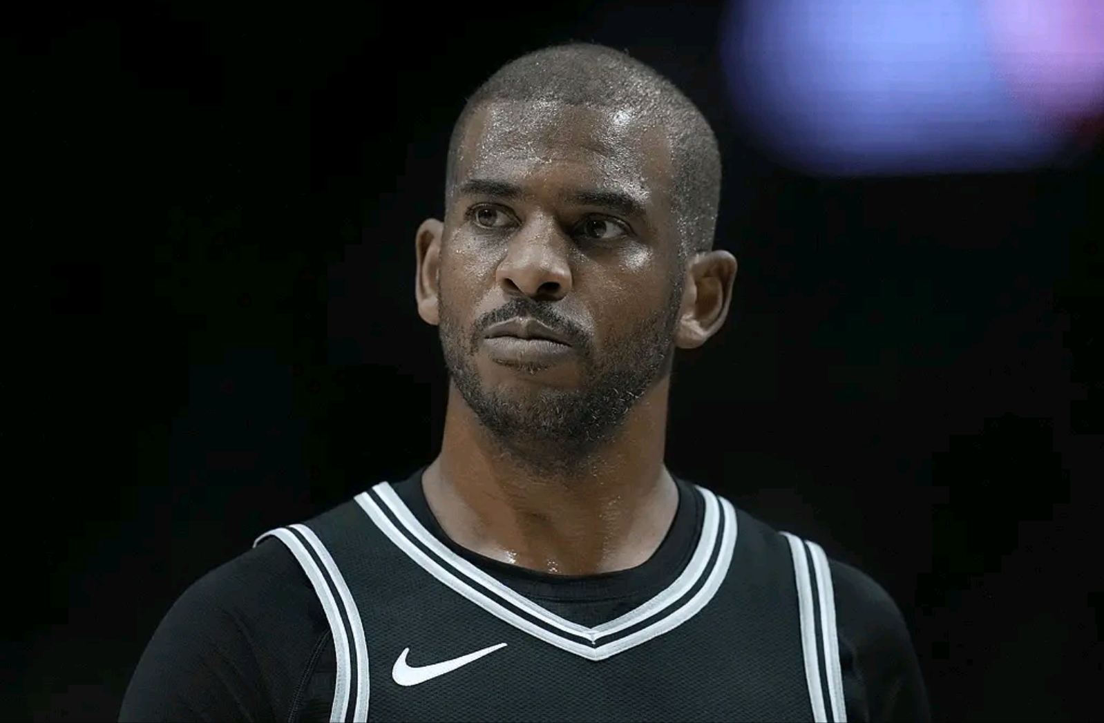 马刺队防守表现出色，轻取开拓者队