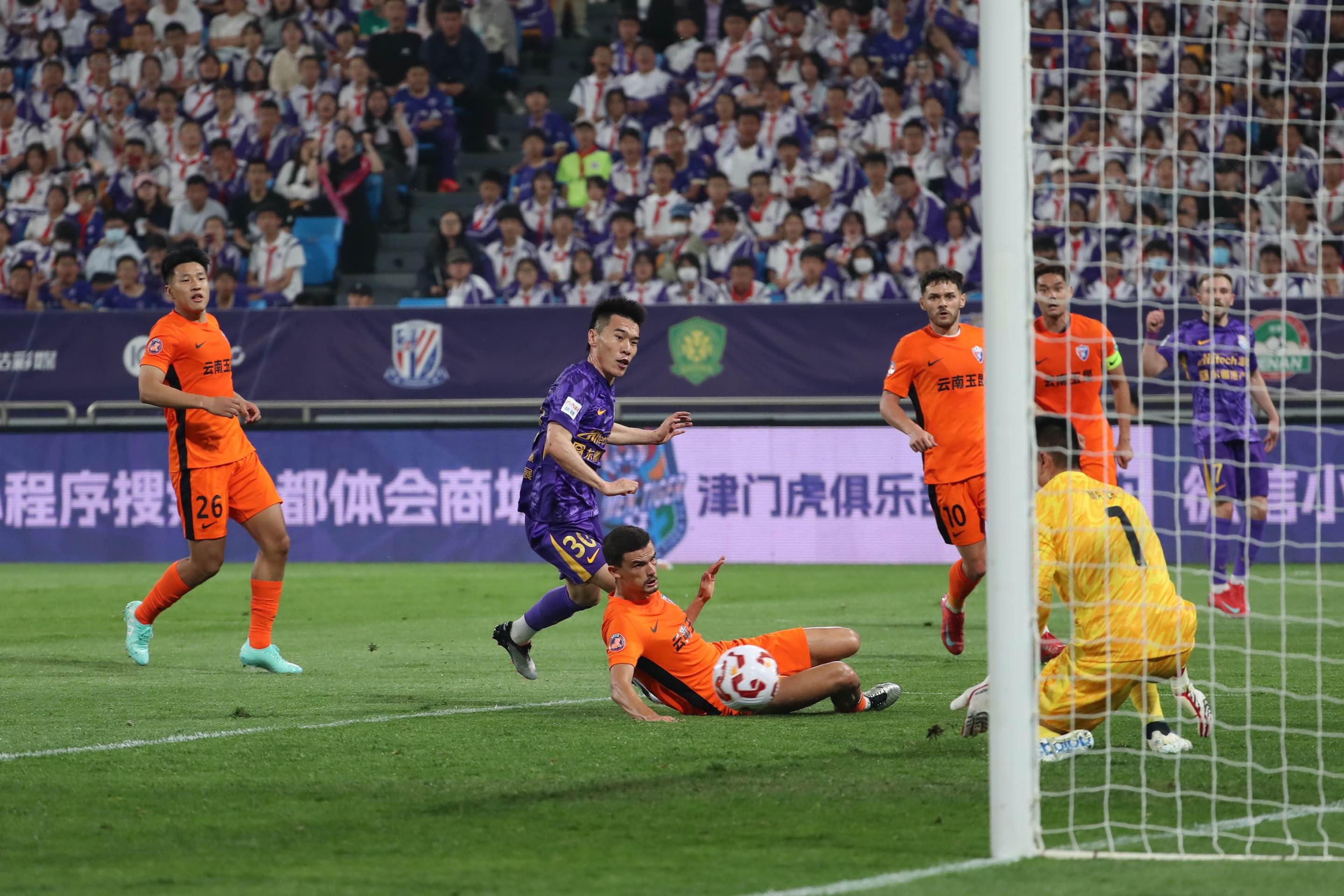 足球比赛奋勇争先,观众沸腾掌声连连 足球比赛奋勇争先,观众沸腾掌声连连