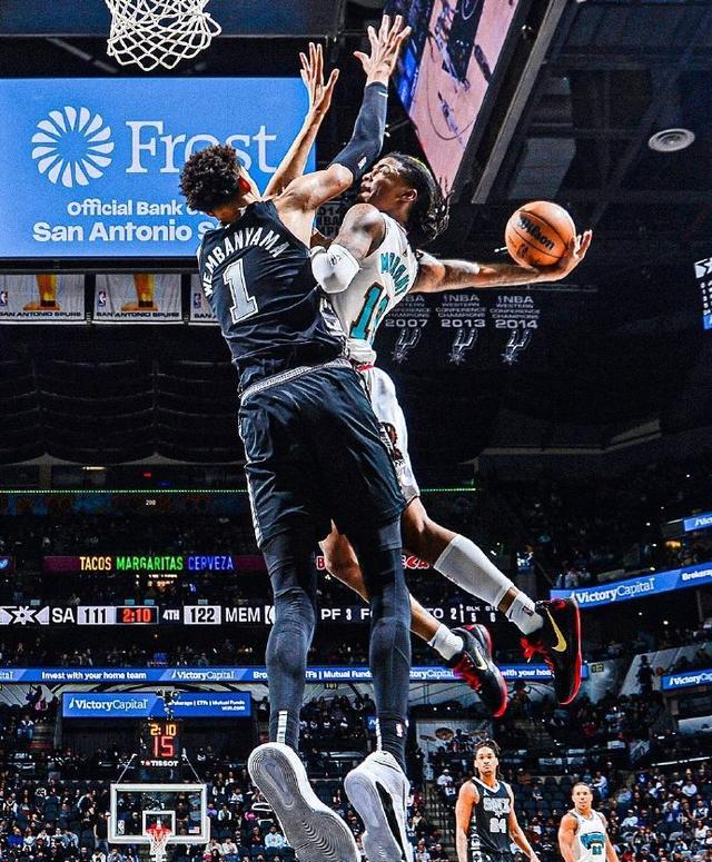 火箭再胜马刺,卡佩拉上演暴扣秀 火箭再胜马刺,卡佩拉上演暴扣秀