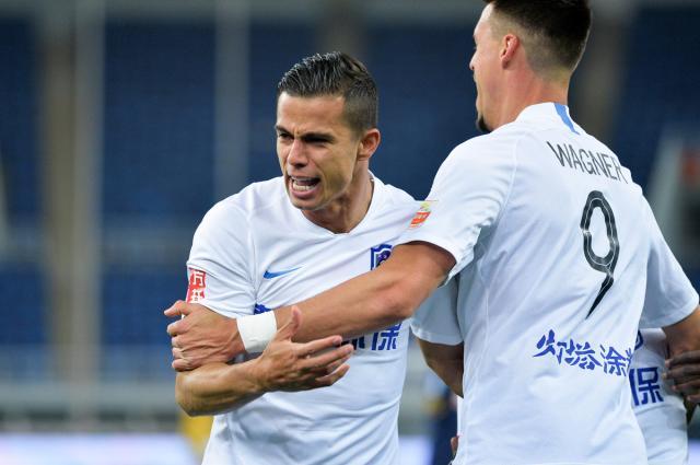 天津泰达队员合力进攻取得胜利晋级 天津泰达队员合力进攻取得胜利晋级