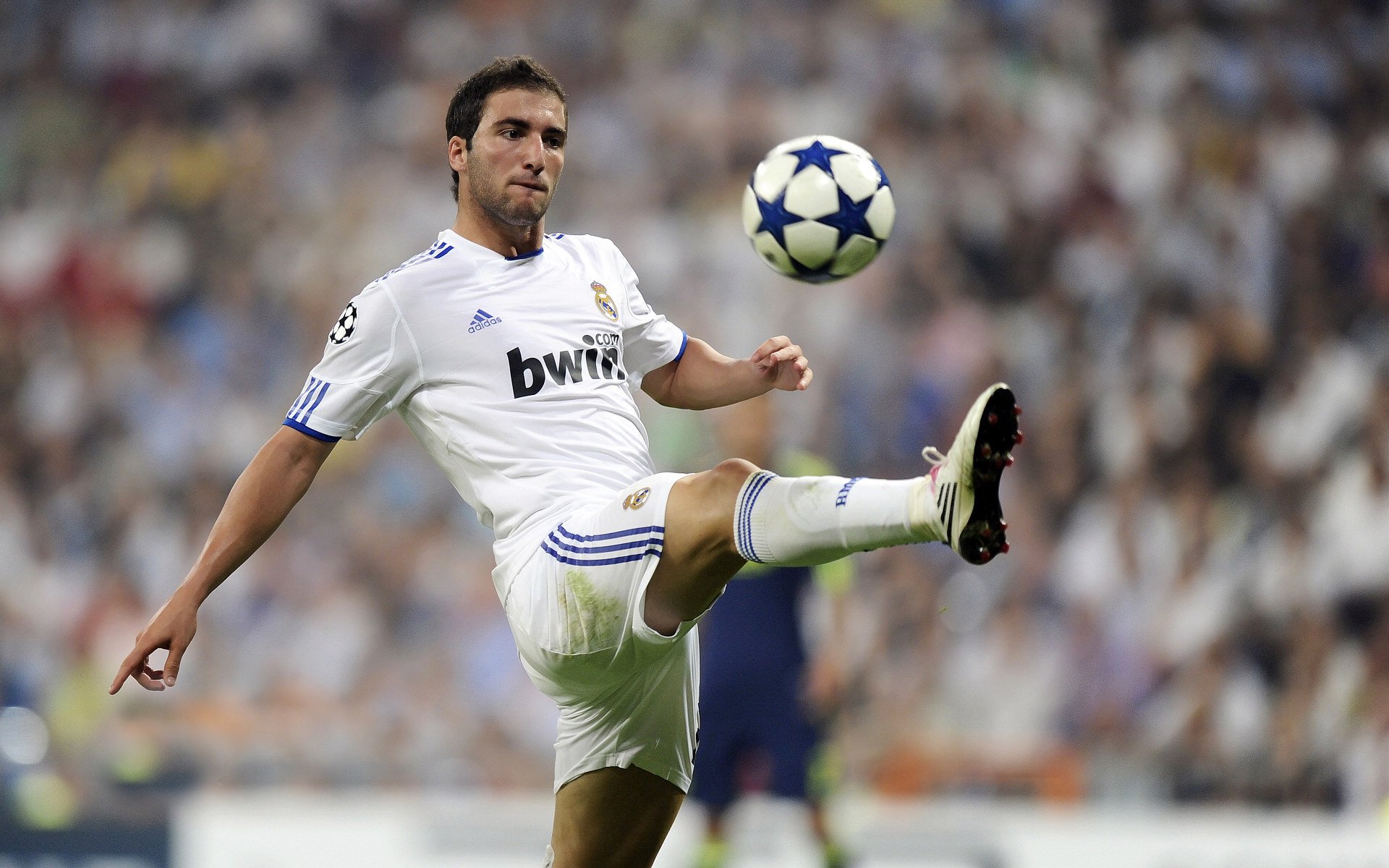 火力交织的绿茵传奇,尼日利亚压制米兰与赖斯英超争冠的接管艺术